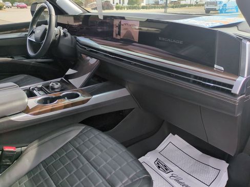 Certified 2025 Cadillac Escalade ESV Sport Platinum AWD/4WD image 32