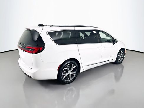 New 2026 Chrysler Pacifica Pinnacle image 7
