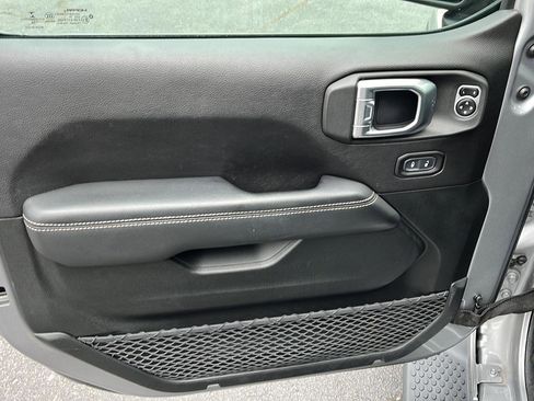 Used 2019 Jeep Wrangler Unlimited Sahara image 18