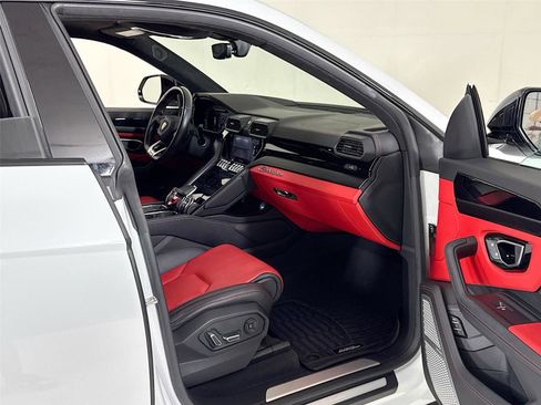 Used 2021 Lamborghini Urus image 31