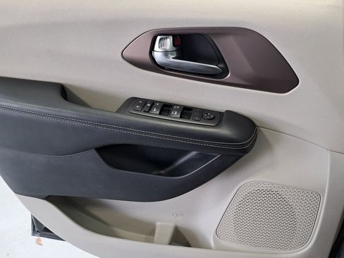 Used 2023 Chrysler Voyager LX image 22