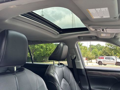 Used 2021 Toyota Highlander Limited AWD/4WD image 9