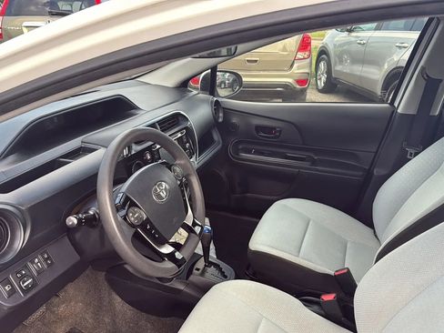 Used 2018 Toyota Prius C One image 9