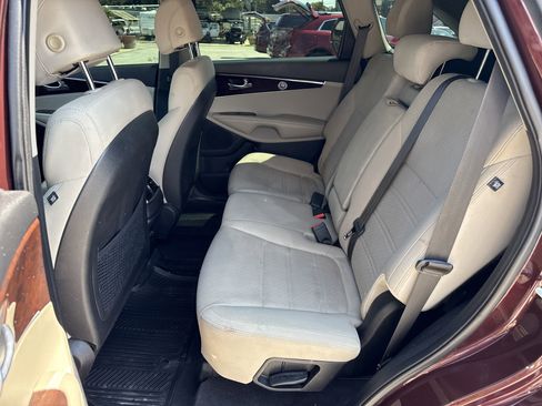 Used 2017 Kia Sorento LX image 10