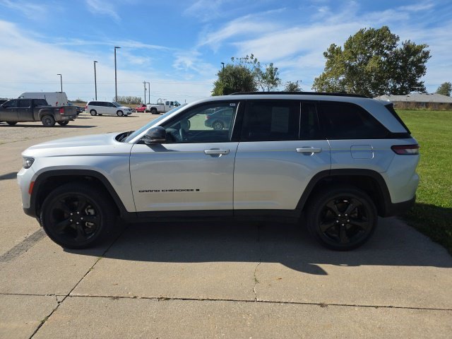 Certified 2024 Jeep Grand Cherokee Limited w/ Luxury Tech Group II AWD/4WD image 5