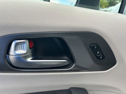 Certified 2023 Chrysler Pacifica Touring-L image 36