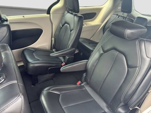 Used 2024 Chrysler Pacifica Touring-L FWD image 13