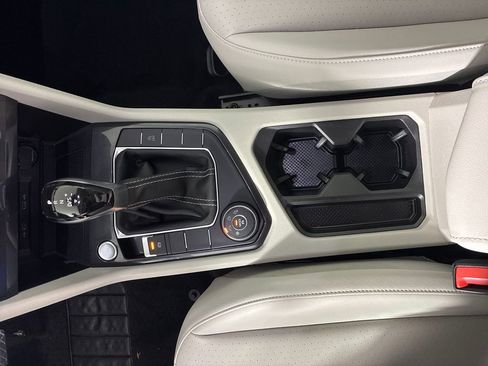 Used 2022 Volkswagen Tiguan SE image 23