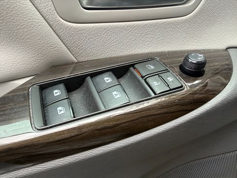 Used 2020 Toyota Sienna XLE w/ XLE Navigation Package FWD image 25