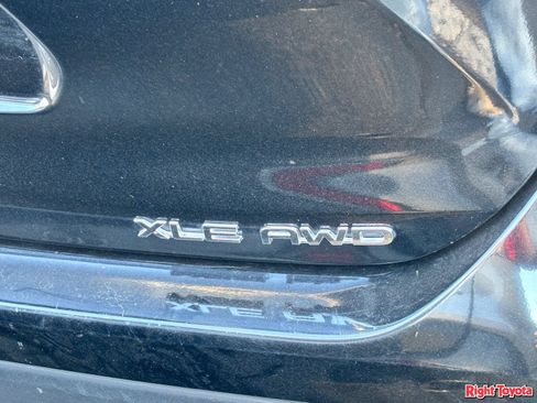 Used 2024 Toyota Highlander XLE AWD/4WD image 10