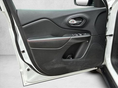 Used 2017 Jeep Cherokee Trailhawk w/ Cold Weather Group image 11