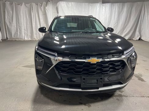 Used 2025 Chevrolet Trax LT w/ LT Convenience Package image 2