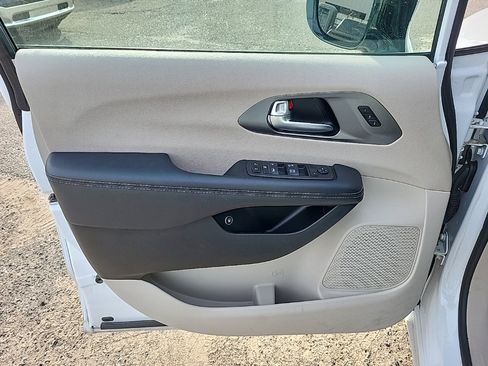 Used 2024 Chrysler Pacifica Select image 10