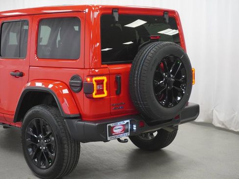Used 2025 Jeep Wrangler Unlimited Sahara w/ Safety Group AWD/4WD image 12