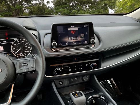 Used 2024 Nissan Rogue S image 9