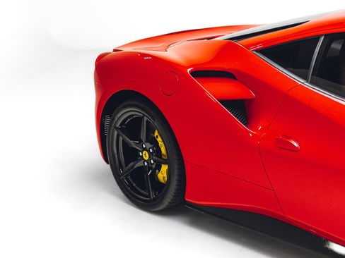 Used 2017 Ferrari 488 GTB RWD image 17