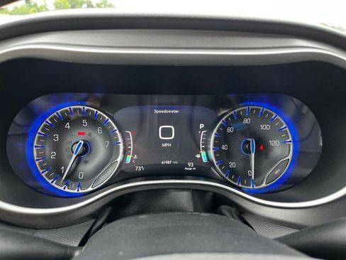Used 2023 Chrysler Pacifica Touring-L FWD image 23