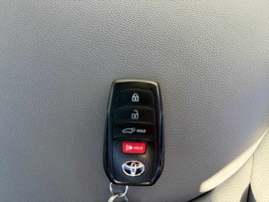 Used 2024 Toyota Highlander XLE AWD/4WD image 31