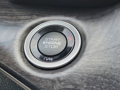 Used 2022 Jeep Grand Cherokee Limited image 30