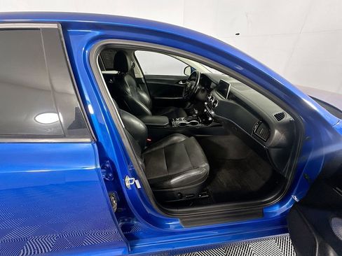 Used 2018 Kia Stinger Premium RWD image 29