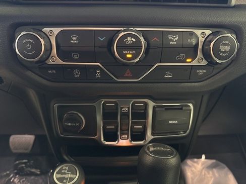 New 2025 Jeep Gladiator Sport image 19