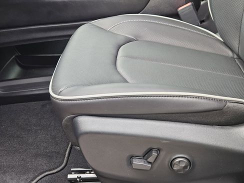 New 2026 Chrysler Pacifica Limited w/ Uconnect Theater Family Group image 25