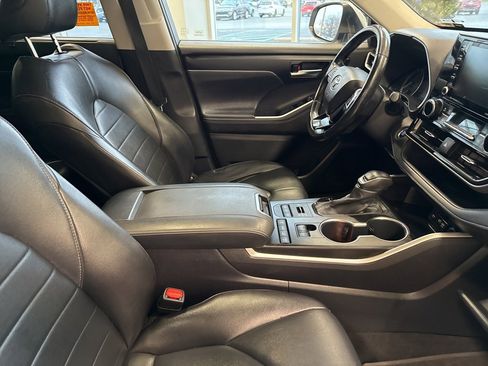 Used 2020 Toyota Highlander XLE image 23