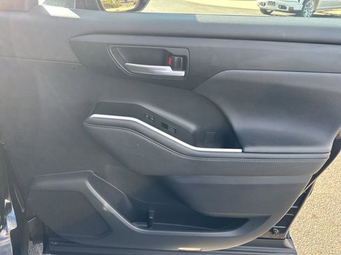 Used 2023 Toyota Highlander L image 32