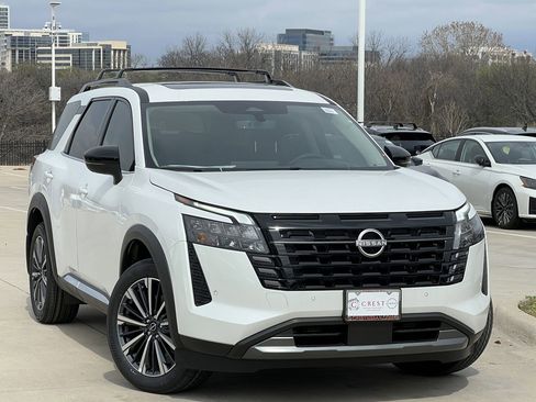 New 2026 Nissan Pathfinder Platinum FWD image 2