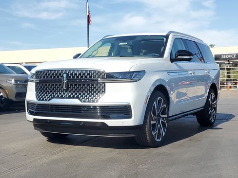 New 2026 Lincoln Navigator Reserve AWD/4WD image 2