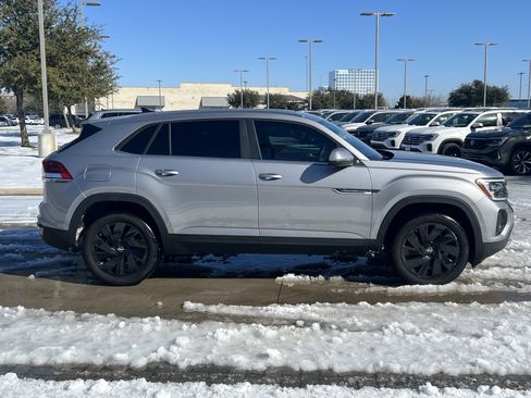 Certified 2025 Volkswagen Atlas Cross Sport SE w/ Panoramic Sunroof Package image 11