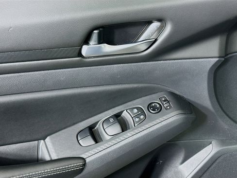 Used 2025 Nissan Altima 2.5 SV image 15