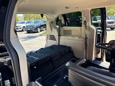 Used 2016 Dodge Grand Caravan SXT FWD image 24