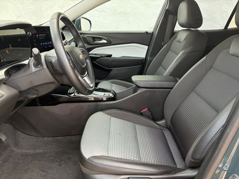 Used 2025 Chevrolet Trax LT w/ LT Convenience Package image 25