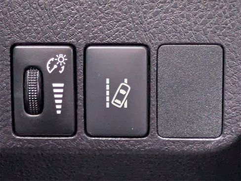 Used 2018 Toyota RAV4 LE image 23