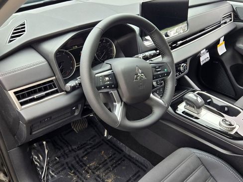 New 2025 Mitsubishi Outlander SE image 16