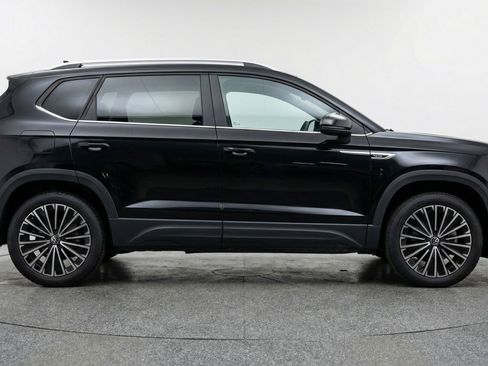 Used 2025 Volkswagen Taos SE image 11