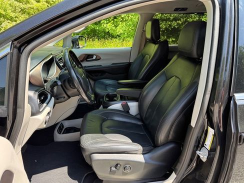Used 2019 Chrysler Pacifica Touring-L FWD image 11