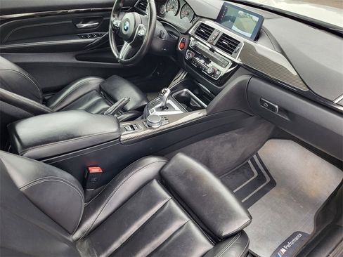 Used 2020 BMW M4 Convertible image 18