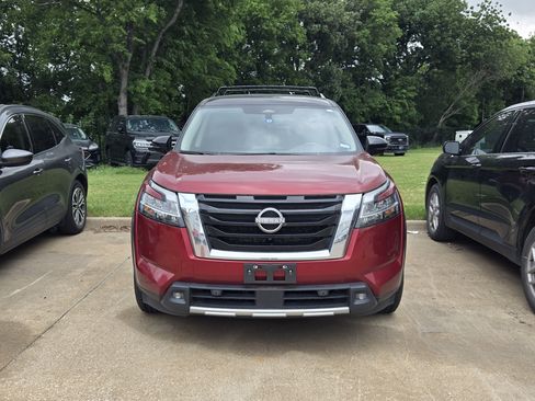 Used 2022 Nissan Pathfinder SL AWD/4WD image 2