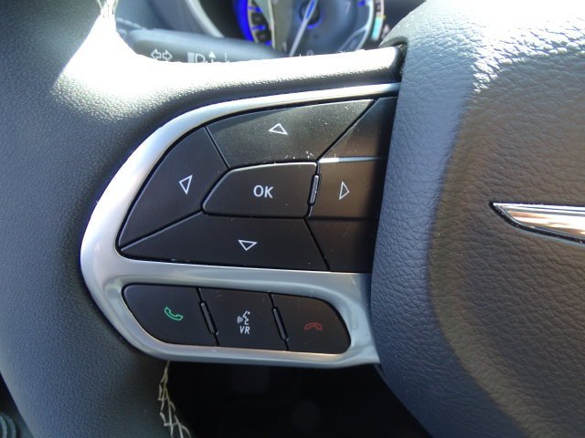 Certified 2025 Chrysler Pacifica Select w/ Uconnect Theater Family Group AWD/4WD image 7