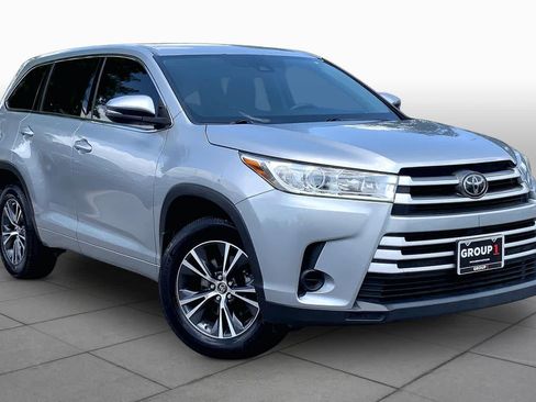 Used 2017 Toyota Highlander LE FWD image 3