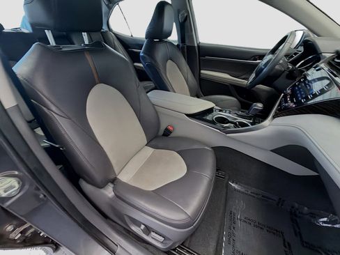 Used 2020 Toyota Camry XLE image 15