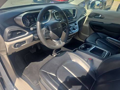 Used 2023 Chrysler Pacifica Touring-L FWD image 9