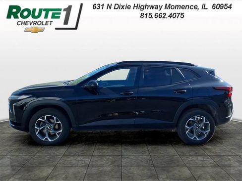 Used 2025 Chevrolet Trax LT FWD image 2