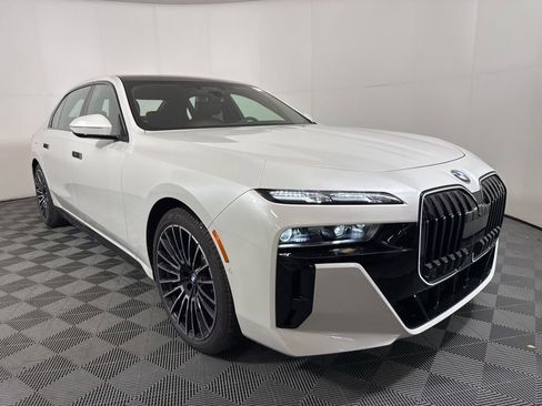 Used 2025 BMW 760i xDrive w/ Executive Package image 4