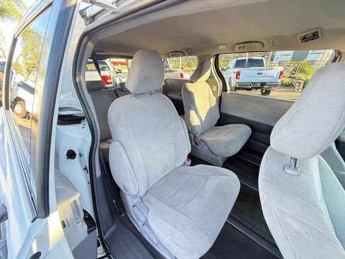 Used 2019 Toyota Sienna L w/ Carpet Mat Package image 19