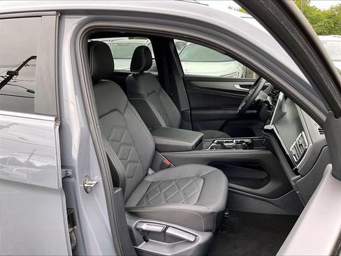 Used 2024 Volkswagen Atlas Cross Sport SE AWD/4WD image 19