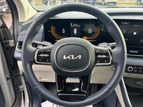 Used 2025 Kia Carnival EX image 19