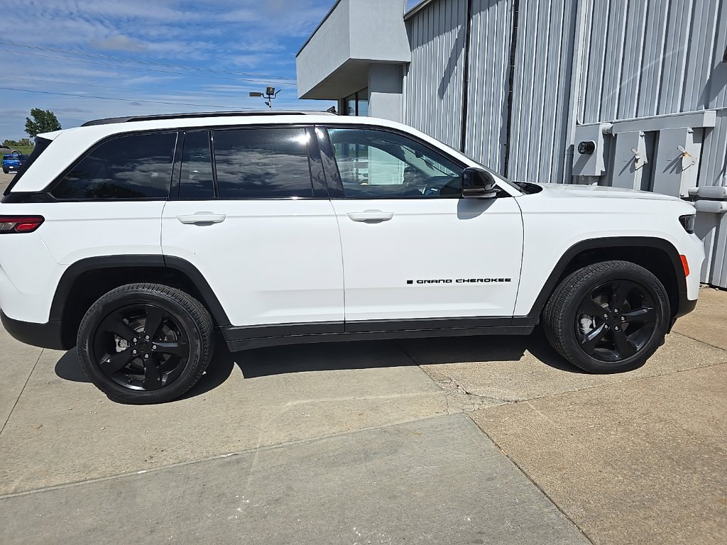 Used 2023 Jeep Grand Cherokee Limited w/ Black Appearance Package AWD/4WD image 11